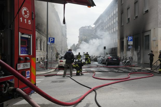 Неколико возила у пламену након експлозије у центру Милана