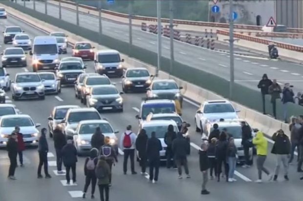 Покушај блокирања Србије: Опозиционари зауставили саобраћај на ауто-путу, сукоби с грађанима који желе да прођу (ФОТО/ВИДЕО)