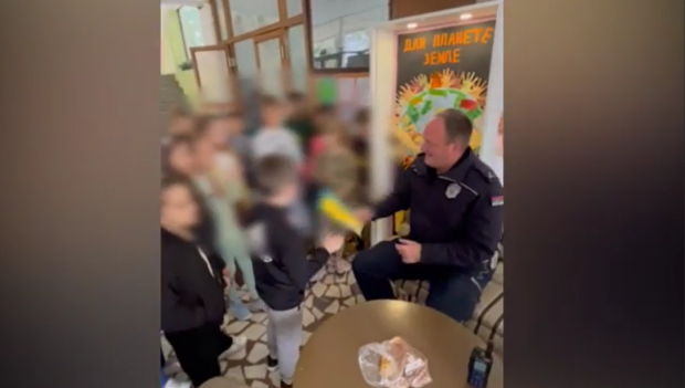 Ученици приредили рођенданско изненађење школском полицајцу (ВИДЕО)