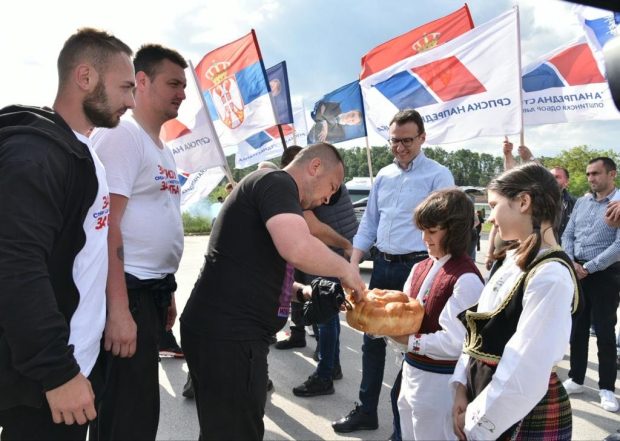 Срби са КиМ на путу за Београд стигли у Степојевац