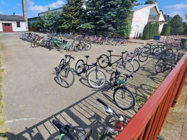 Паркинг школе у Маглићу препун бициклова којим ђаци долазе на наставу – фотографије сведоче да има наде(ФОТО)