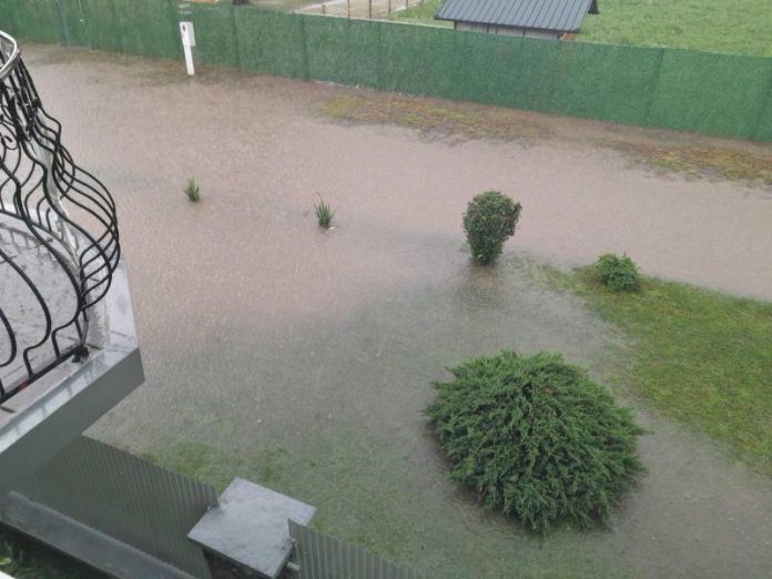 Невреме поплавило улице у Руменци и околним местима