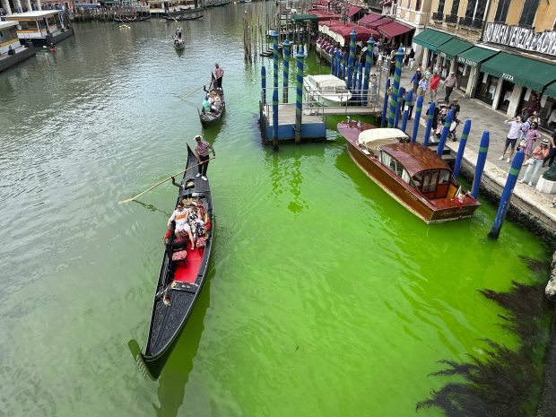 Вода у главном каналу у Венецији постала флуоресцентно зелена
