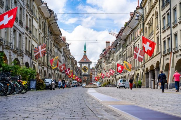 Швајцарска забрањује оглашавање дувана на местима блиским младима