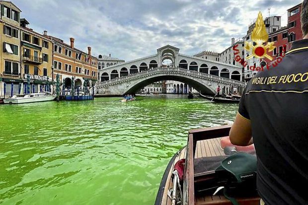 Венеција: Воду у каналу позеленела течност коју користе водоинсталатери (ФОТО)