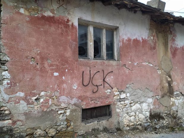 Ораховац: Исписани нови графити на кућама и аутомобилима српских житеља