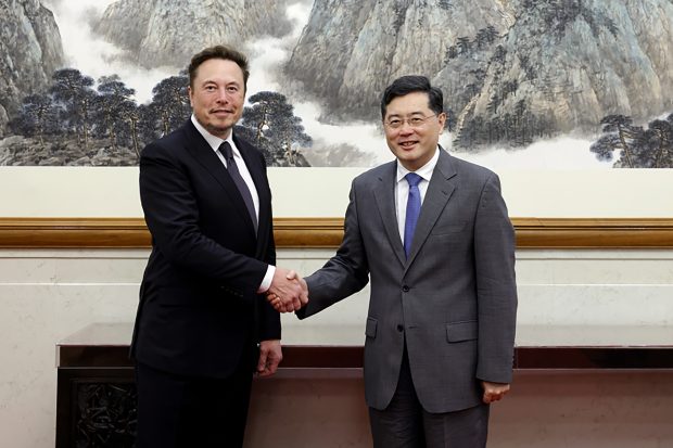 Кинески министар индустрије дискутовао са шефом Тесле Илоном Маском о електричним возилима
