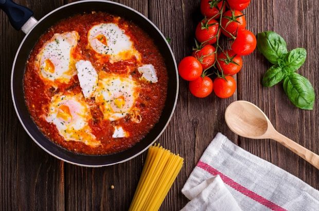 Рецепт дана: Печена јаја са парадајзом и фета сиром
