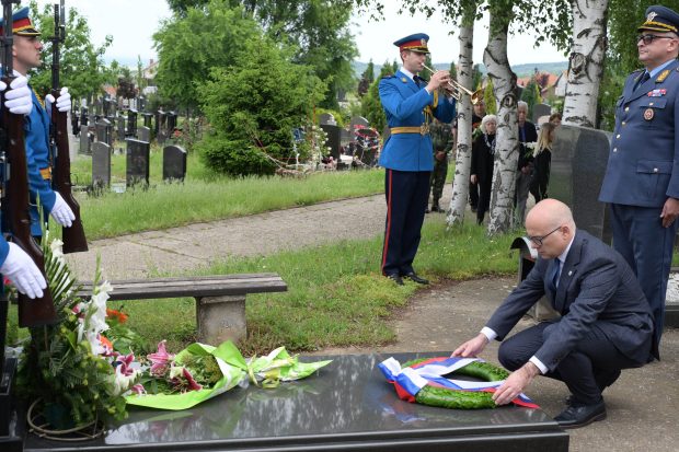Министар Вучевић положио венац на гроб палом хероју са Паштрика Бошку Лемићу