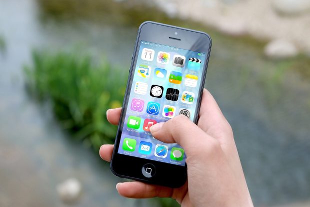 У округу ирског града забрањена употреба смарт телефона до средње школе