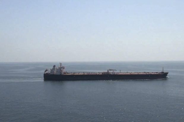 Покварио се танкер за нафту у Суецком каналу, одвукли га тегљачи