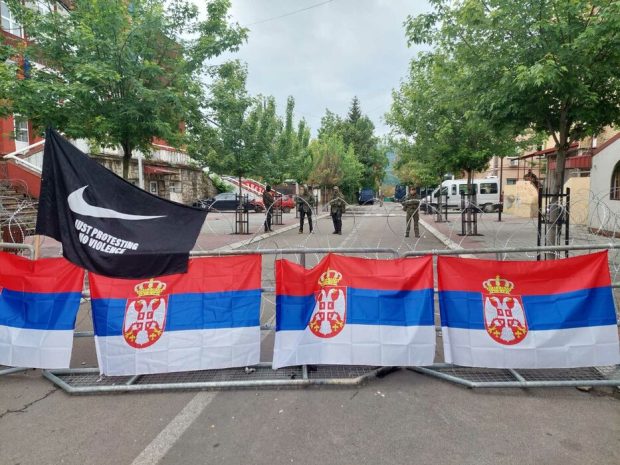 Срби се десети дан окупљају испред Општине у Звечану