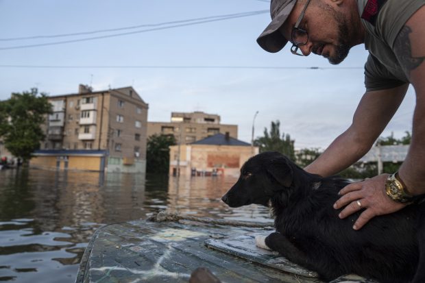 Зеленски посетио поплављену област Херсона после рушења бране Каховка