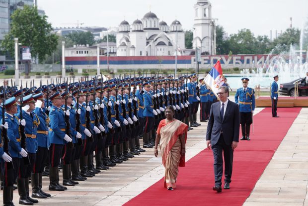 Председник Вучић дочекао председницу Индије испред Палате „Србија“
