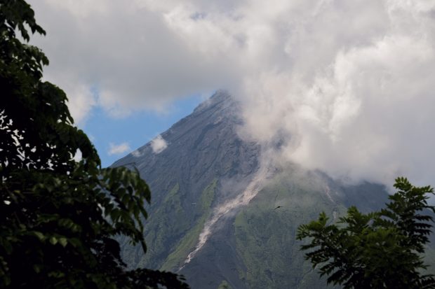 Филипини: Подигнут ниво узбуне на степен три на вулкану Мајон после ерупција