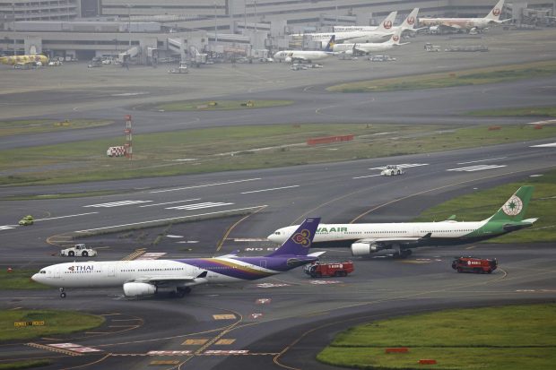 Писта у Токију затворена након што су се два авиона окрзнула