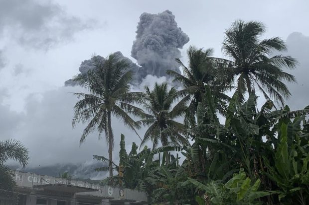 Филипини: Хиљадама евакуисаних због вулкана прете монсунске кише