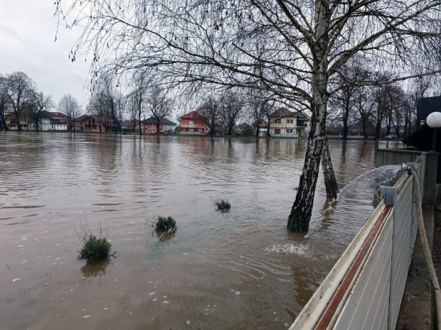 Због обилних падавина поплављени путеви у крушевачким селима  Белој Води, Кукљину и Кошевима