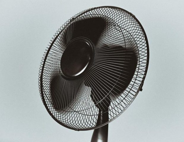 Шта је боље користити: клима уређај или вентилатор?