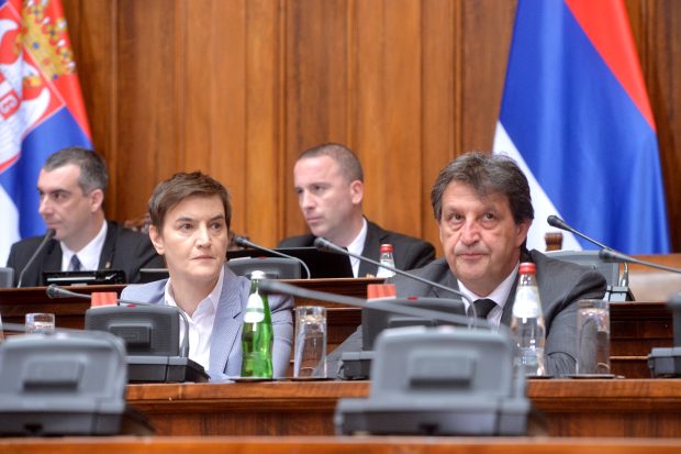 Након посланичких питања у Скупштини настављена расправа о неповерењу Гашићу