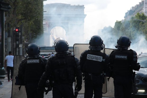 Француска: Немири се проширили на веће градове током треће ноћи протеста