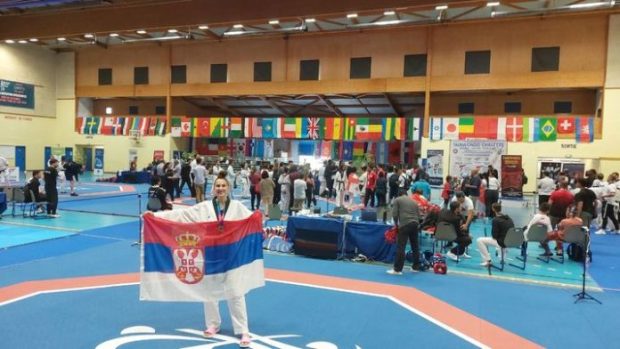 Новосадска паратеквондоисткиња са Европског првенства доноси медаљу, и шаље поруку:  И на патикама имам српску заставу