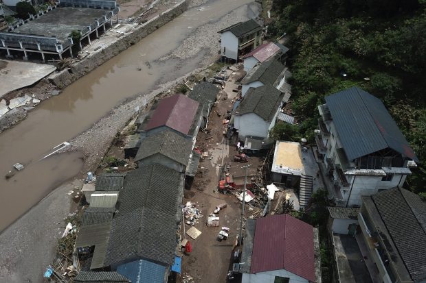 Због обилних поплава расељене су хиљаде људи широм Кине