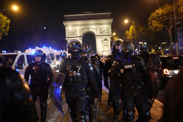 Париз: Марин ле Пен осуђује мржњу младих насилника према Француској