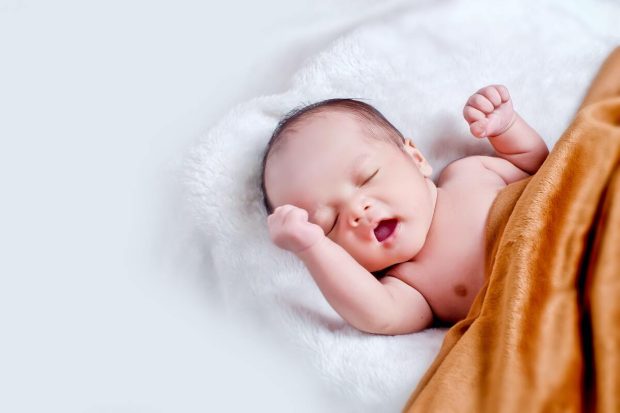Вероватно сте се некад запитали: Зашто бебе стежу песнице? Занимљив одговор пружа медицина