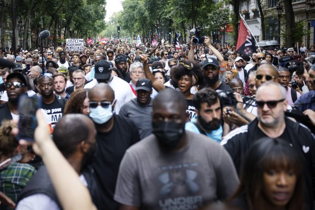 Париз: Стотине демонстраната марширало против полицијског насиља упркос забрани