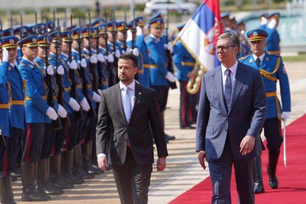 Председник Вучић дочекао Милатовића испред Палате Србија
