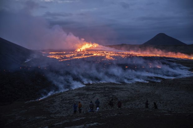 Ерупција вулкана на Исланду привукла хиљаде знатижељника, упркос опасности