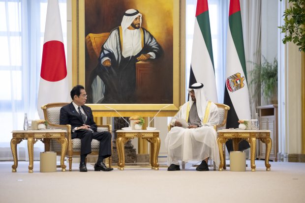 Премијер Јапана стигао у посети УАЕ, главне теме енергетика и зелена технологија