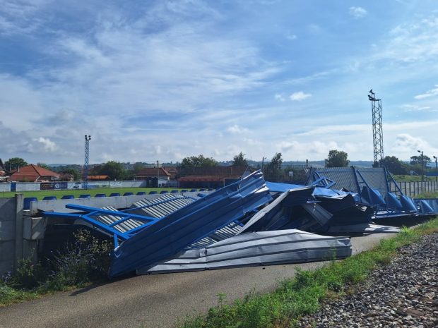 Чачак: Олуја однела кров са трибина локалног стадиона, пао на пругу и пут