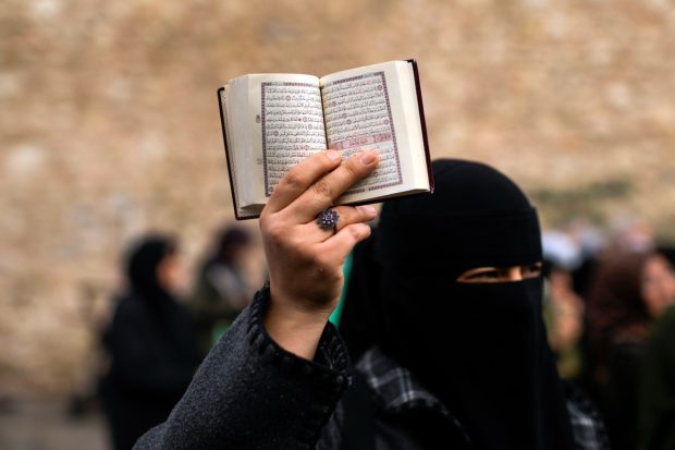 Данска: Мала група демонстраната запалила Куран испред ирачке амбасаде