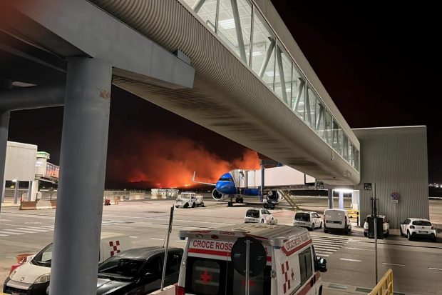 Ватрени обруч око Палерма, међународни аеродром затворен због пожара у околини