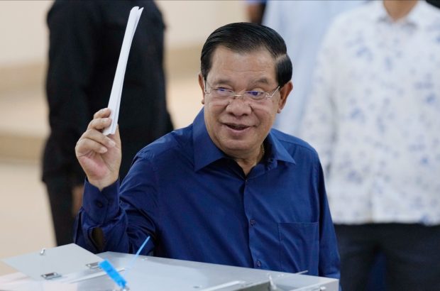 Премијер Камбоџе Хун Сен, са најдужим стажом на свету, предаће власт сину