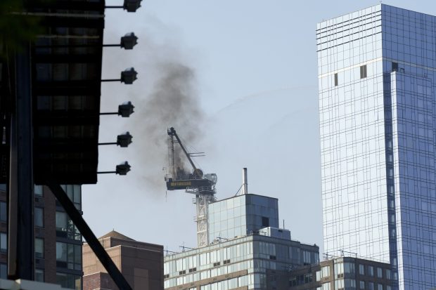 Запалио се кран на Менхетну, ударио у небодер