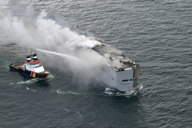 Холандија: Пожар на панамском теретном броду и даље није угашен