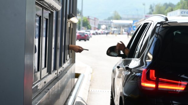 На Хоргошу, путничка возила на улазу и излазу из земље чекају један сат