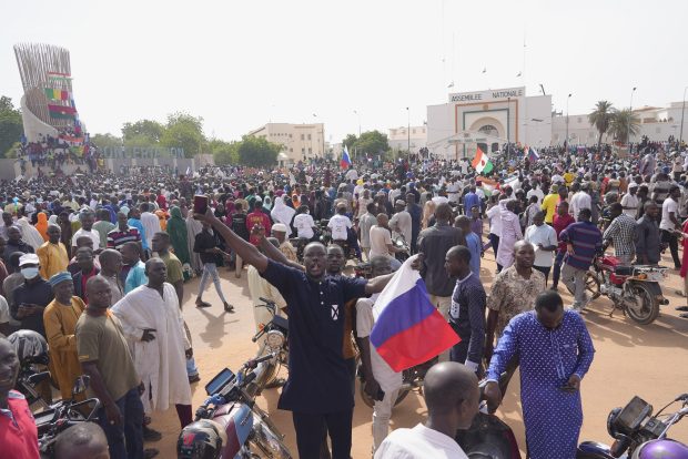 Нигер: Присталице пуча марширале улицама Нијамеја машући руским заставама