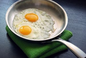 Шта је боље јести само беланце или цело јаје?
