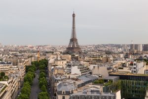Париз: Ајфелова кула и предворје евакуисани након дојаве о бомби