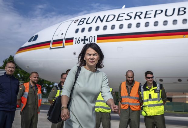 Због квара на авиону немачка шефица дипломатије Бербок остала у Абу Дабију