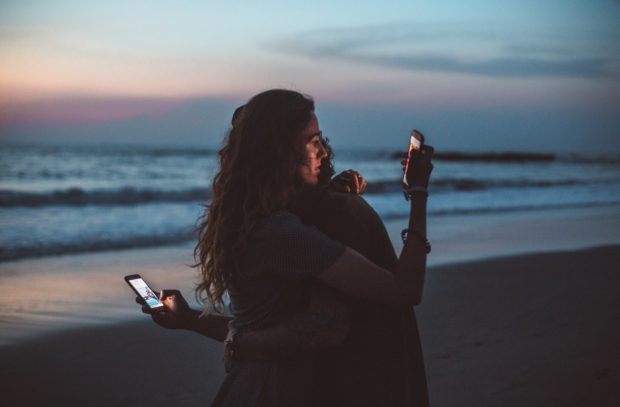 Кад паметни телефон постане трећа особа у вези: Разоран утицај на срећу и интимност у браку
