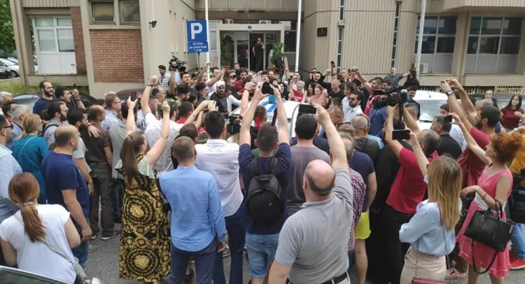 ЦРНА ГОРА: Драма испред Тужилаштва у Подгорици, народ покушао да спречи спровођење оца Ћалића