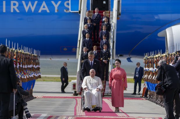 Папа Фрања стигао у посету Монголији, свечано дочекан