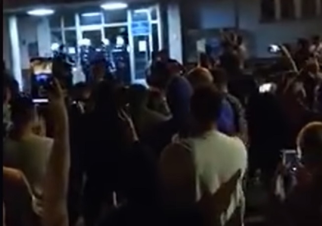 ОДБИЛИ ДА БИЈУ НАРОД: Аплауз за нишке полицајце, повукли се пред демонстрантима (ВИДЕО)