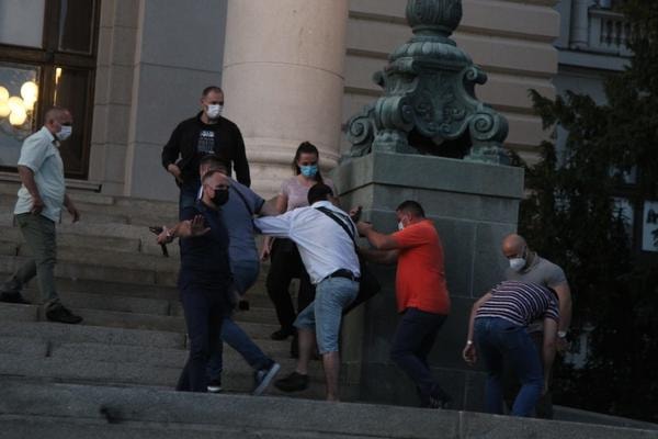 Ђиласов човек изазвао инцидент на протесту избо младића који га је обуздао (Видео)