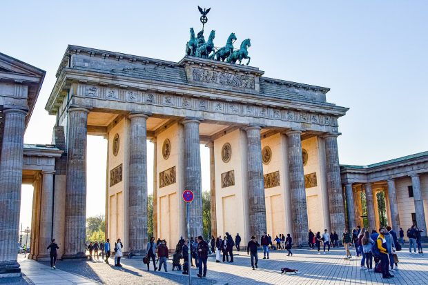 Еколошки демонстранти у Берлину попрскали фарбом Бранденбуршку капију